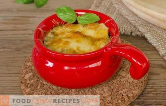 Douce julienne dans des pots avec du fromage, de champignons frais. Nourriture simple et délicieuse - julienne dans une casserole
