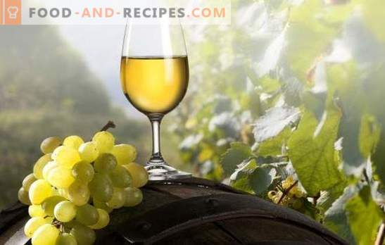 Vin blanc à la maison: pour les vrais gourmands. Recettes de vin blanc à la maison: à partir de raisins, de prunes de cerise, de groseilles à maquereau