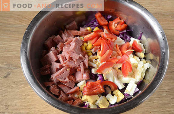 Salade de chou rouge - brillante, savoureuse, vitaminée! Comment faire cuire rapidement une salade de chou rouge avec du poivre, du maïs, des saucisses et des œufs
