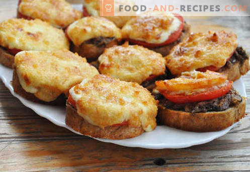 Sandwichs chauds avec saucisses, fromage, œufs, tomates - les meilleures recettes. Comment faire cuire des sandwichs chauds dans le four, dans la casserole et au micro-ondes.