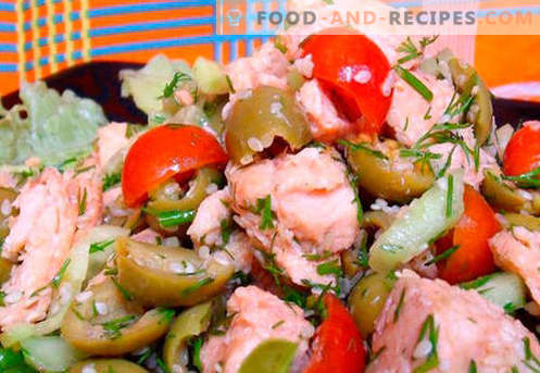 Salade aux crevettes et au saumon - les bonnes recettes. Salade de cuisine rapide et savoureuse avec crevettes et saumon.
