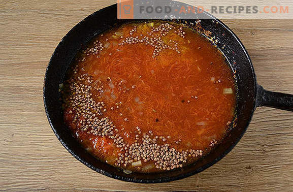 Bouillie de sarrasin à la sauce tomate: la nourriture des athlètes et la perte de poids peuvent être délicieuses! Une recette photo simple pour le sarrasin dans une sauce tomate parfumée