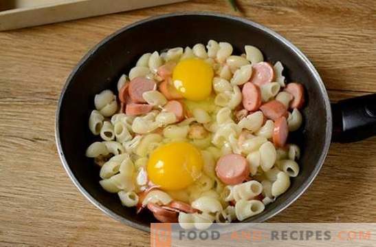 Pâtes aux œufs, saucisses et champignons: une solution rapide au problème du petit-déjeuner ou du dîner. Recette de photo: cuire les pâtes avec les champignons et les saucisses étape par étape