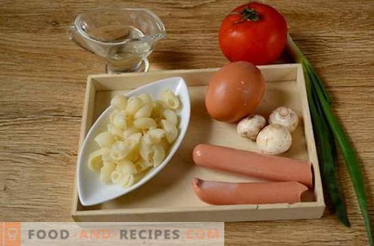 Pâtes aux œufs, saucisses et champignons: une solution rapide au problème du petit-déjeuner ou du dîner. Recette de photo: cuire les pâtes avec les champignons et les saucisses étape par étape