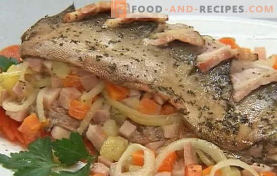 Une variété de recettes de saumon rose avec des carottes et des oignons: compote, cuite au four. Saumon rose avec carottes et oignons au four et casserole