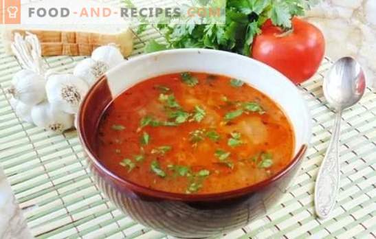Soupe de Carême Kharcho - savoureuse et sans viande! Kharcho de soupe maigre aromatisée avec du riz, des tomates, du adzhika, du basilic et des noix
