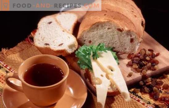 Recettes de pain blanc et de seigle avec des raisins secs pour le four et la machine à pain. Pâtisseries nationales traditionnelles - pain aux raisins