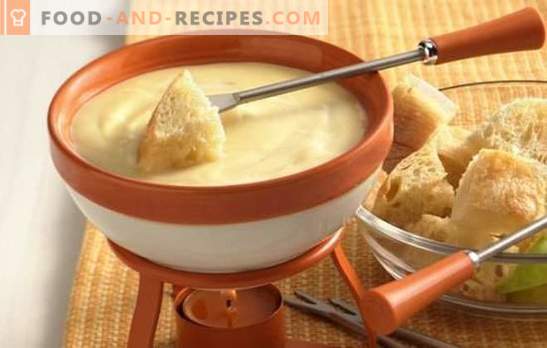 La fondue au fromage est un plat extraordinaire! Cuisine fondue au fromage avec du vin, du champagne, des herbes, du gin et du poulet