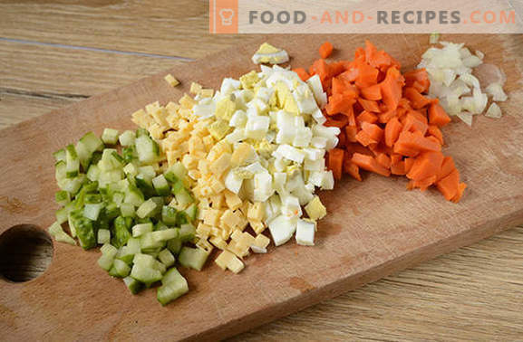 Salade au thon et à la carotte: pour des vacances et pour tous les jours. Photo-recette pas à pas de l'auteur pour une salade simple avec du thon en conserve