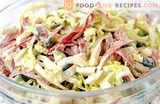 Salade avec du chou frais et des saucisses - les meilleures recettes. Nous cuisinons correctement la salade de chou frais avec des saucisses.