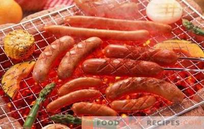 Saucisses grillées - une délicieuse collation! Faire griller les saucisses au four, sur le gril: avec du fromage, du bacon, du jambon, des poires et des champignons