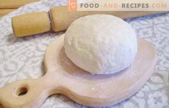 Pâte pour boulettes: recettes étape par étape pour le plat parfait. Cuisson de la pâte molle et élastique pour les raviolis sur des recettes étape par étape