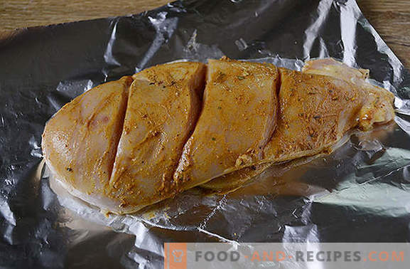 Filet de poulet en papillote dans une mijoteuse: un plat riche en protéines et faible en calories. Diversifier régime - cuire le sein dans du papier d'aluminium dans une mijoteuse!