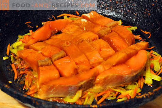 Saumon rose avec carottes et oignons, rien de plus! Photo-recette pas à pas, instructions pour la cuisson du saumon rose avec carottes et oignons