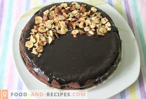 Gâteau au chocolat avec glaçage au chocolat et noisettes