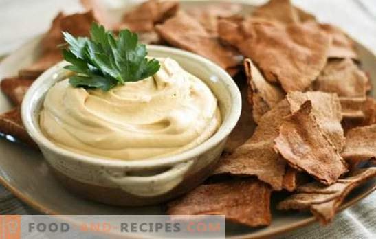 Houmous aromatique: recettes juives classiques. Cuisson du houmous selon des recettes classiques à partir de pois chiches et sésame, légumes