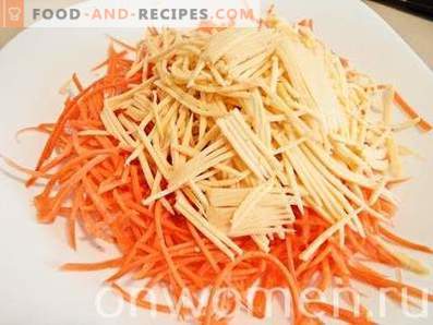 Salade avec craquelins, carottes, fromage et ail