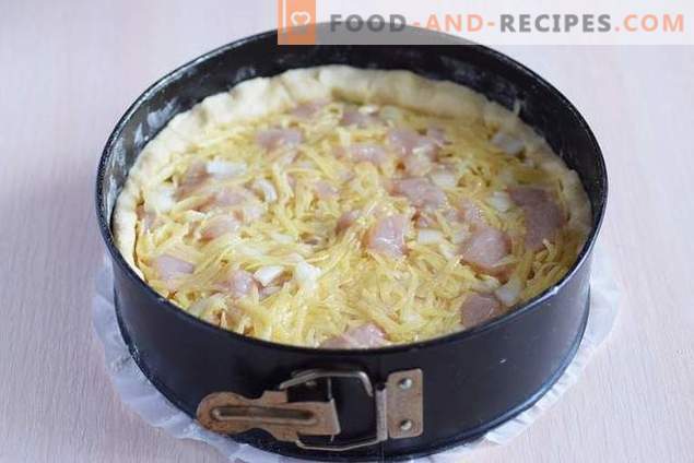 Tarte ouverte avec du poulet et des pommes de terre sous la croûte du fromage