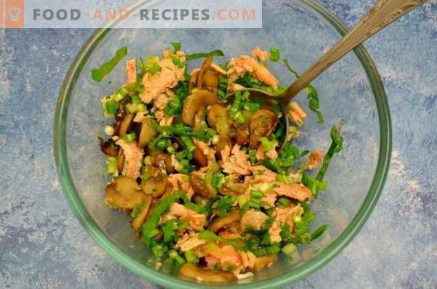 Salade printanière à l'ail des bois, saumon et champignons