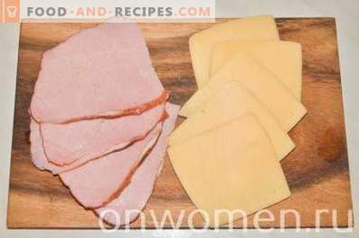 Roulés de poulet au jambon et au fromage dans une casserole