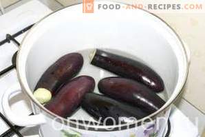 Snack d'aubergines avec légumes et vinaigre