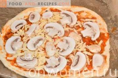 Pizza aux saucisses et champignons sur pâte à levure