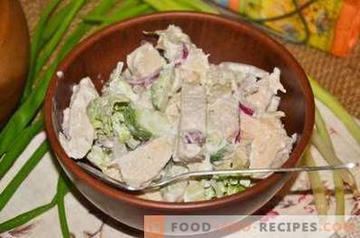 Salade au poulet, calamars et concombre