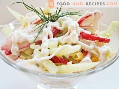 Salada de caranguejo com milho, ovos e pepino