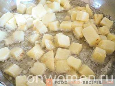 Pommes de terre frites aux champignons dans une casserole