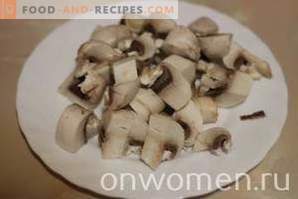 Foie de poulet avec pommes de terre et champignons dans une cocotte