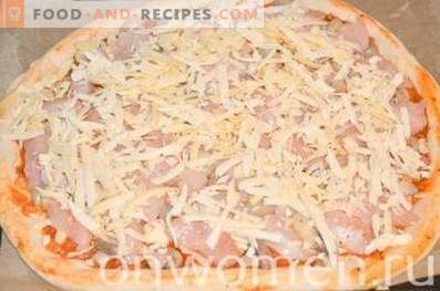 Pizza au poulet et aux champignons sur pâte à levure