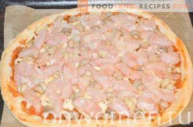 Pizza au poulet et aux champignons sur pâte à levure