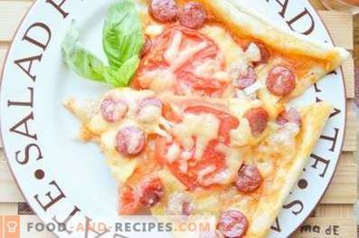 Pizza aux saucisses de chasse et aux tomates