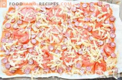 Pizza aux saucisses de chasse et aux tomates