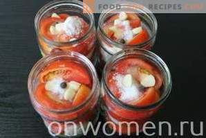 Tomates en rondelles avec oignons et beurre pour l'hiver