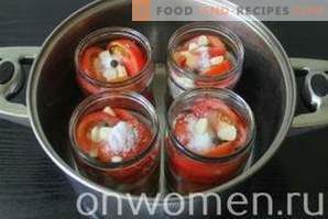 Tomates en rondelles avec oignons et beurre pour l'hiver