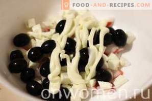 Salade aux bâtonnets de crabe et aux olives