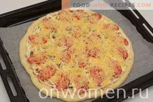 Pizza aux saucisses, champignons, fromage et tomates
