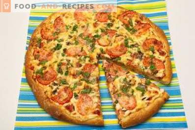 Pizza aux saucisses, champignons, fromage et tomates
