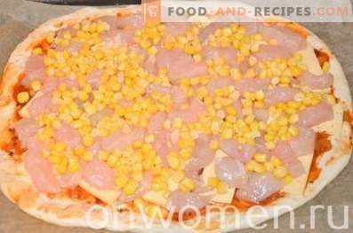 Pizza con pollo y maíz en masa de levadura