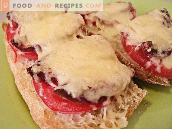 Sandwichs chauds avec tomates et saucisses de chasse