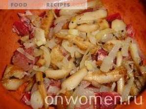 Viande avec pommes de terre et champignons dans des pots au four