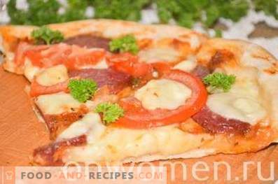 Pizza au salami et à la mozzarella sur pâte à levure