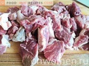 Viande avec pommes de terre en pots au four
