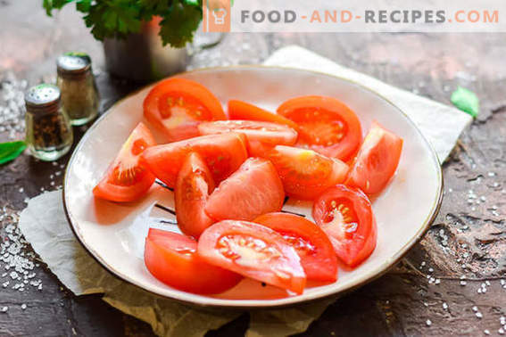 Tomates salées dans un emballage en 2 heures: idéal pour un pique-nique