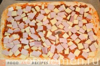 Pizza à la levure avec balyk et mozzarella