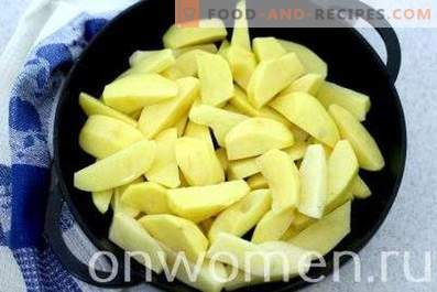 Pommes de terre frites avec oignons, ail et œufs