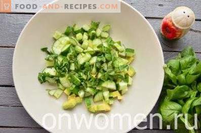 Salade met avocado en komkommer