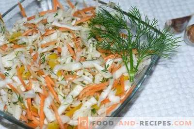 Salade de choux et carottes à l'ail, assaisonnée de vinaigre