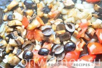 Sauce aux champignons avec tomates et olives